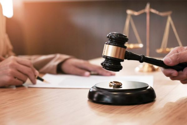 Các tình huống tài sản vợ chồng cần được giải quyết qua công chứng là gì?