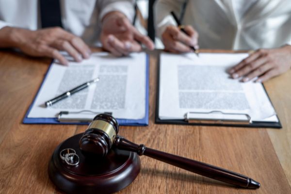 Tài sản và nợ nần sau ly hôn: Công chứng có vai trò như thế nào?